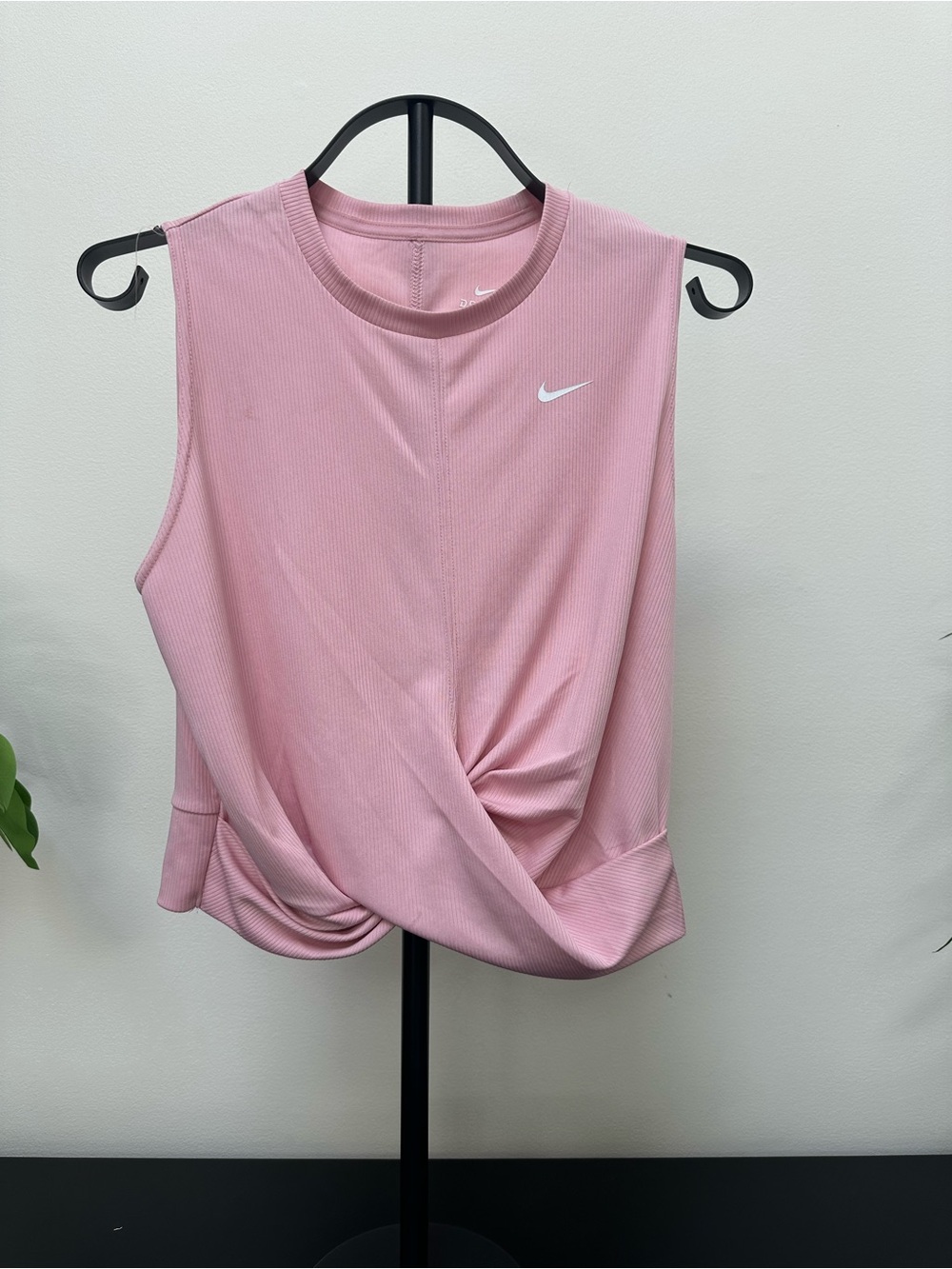 Nike Women’s Pink Sleeveless Twist-Front crop